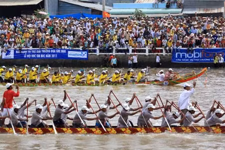 Hạnh phúc “nghiệp” cầm chèo ảnh 1