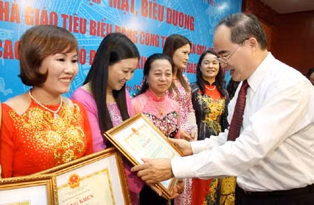 Cần quan tâm hơn nữa đến giáo dục và giáo viên vùng khó khăn ảnh 1