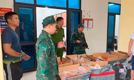 Bắt giữ đối tượng vận chuyển 2.100 cây thuốc lá nhập lậu