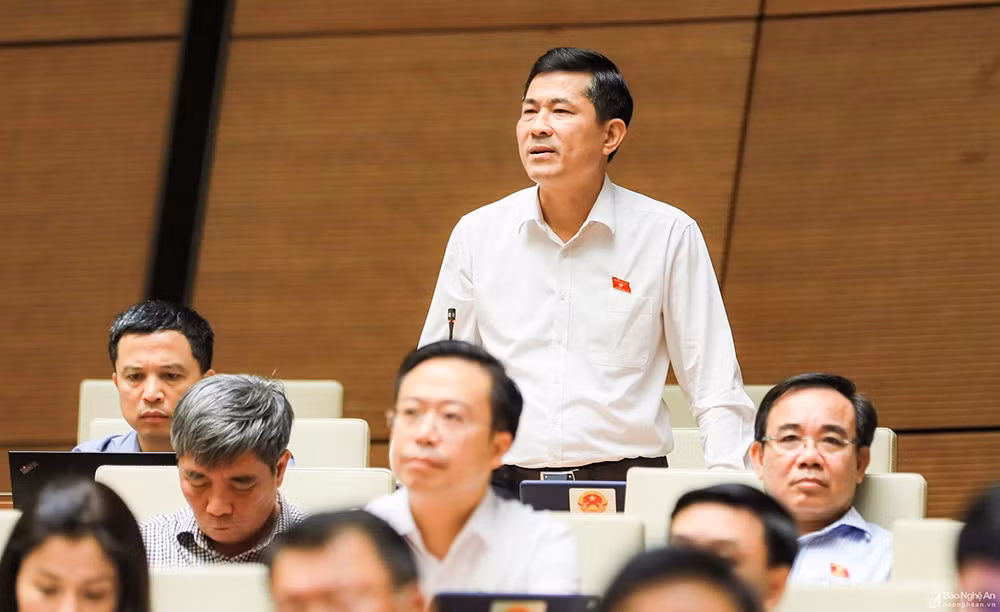Đại biểu Thái Văn Thành, Đoàn ĐBHQ tỉnh Nghệ An, Giám đốc Sở Giáo dục và Đào tạo tỉnh Nghệ An.