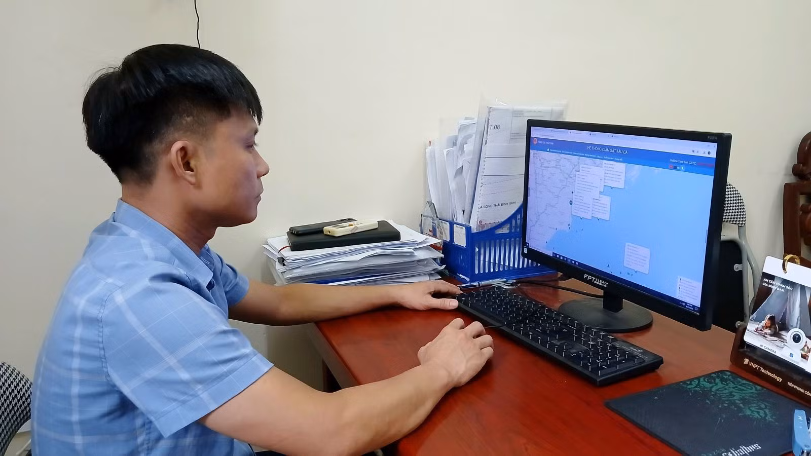 Cán bộ Chi cục Thủy sản tỉnh Thái Bình theo dõi, giám sát tàu cá trên Hệ thống giám sát tàu cá.