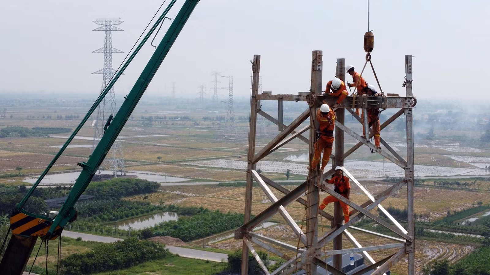 Ngành điện tăng cường thi công trên tuyến đường dây 500kV mạch 3 Quảng Trạch - Phố Nối.