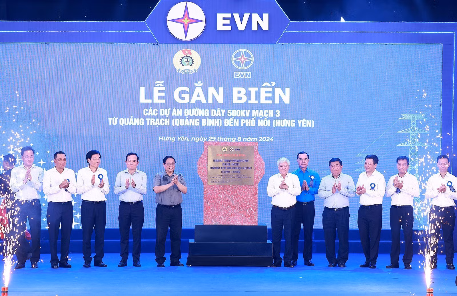 Thủ tướng Phạm Minh Chính và các đại biểu thực hiện nghi thức gắn biển đường dây 500 kV mạch 3 Quảng Trạch - Phố Nối là Công trình chào mừng 95 năm Ngày thành lập Công đoàn Việt Nam (28/7/1929 - 28/7/2024) và 70 năm Ngày truyền thống ngành Điện lực (21/12/1954 - 21/12/2024).