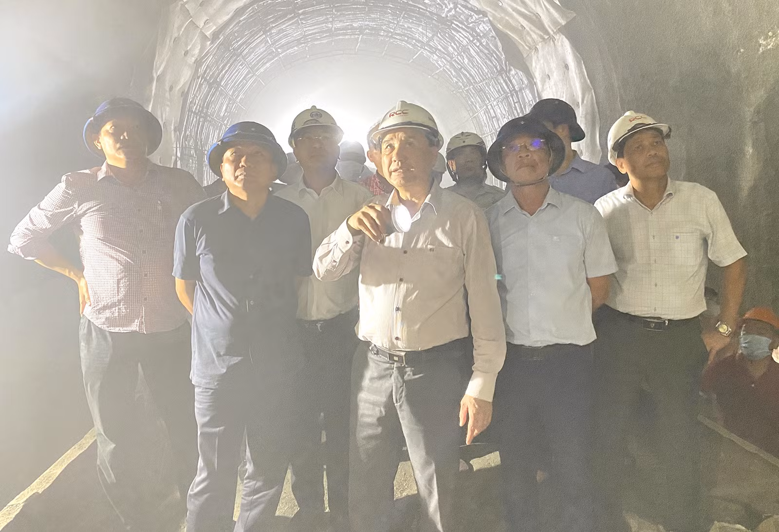 Đoàn công tác của Bộ Giao thông vận tải đến kiểm tra thực địa và chỉ đạo khắc phục sự cố sạt lở tại hầm đường sắt Chí Thạnh.
