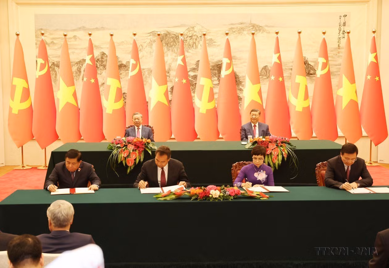 Tổng Bí thư, Chủ tịch nước Việt Nam Tô Lâm và Tổng Bí thư, Chủ tịch nước Trung Quốc Tập Cận Bình chứng kiến Lễ ký Thỏa thuận hợp tác nghiệp vụ giữa TTXVN với Tân Hoa xã (bên phải) và Bản ghi nhớ về thúc đẩy các dự án hợp tác phát triển trong lĩnh vực xã hội, dân sinh giữa Bộ Kế hoạch và Đầu tư Việt Nam và Tổng cục Hợp tác phát triển quốc tế quốc gia Trung Quốc (bên trái), tại Đại lễ đường Nhân dân ở Thủ đô Bắc Kinh, ngày 19/8/2024.