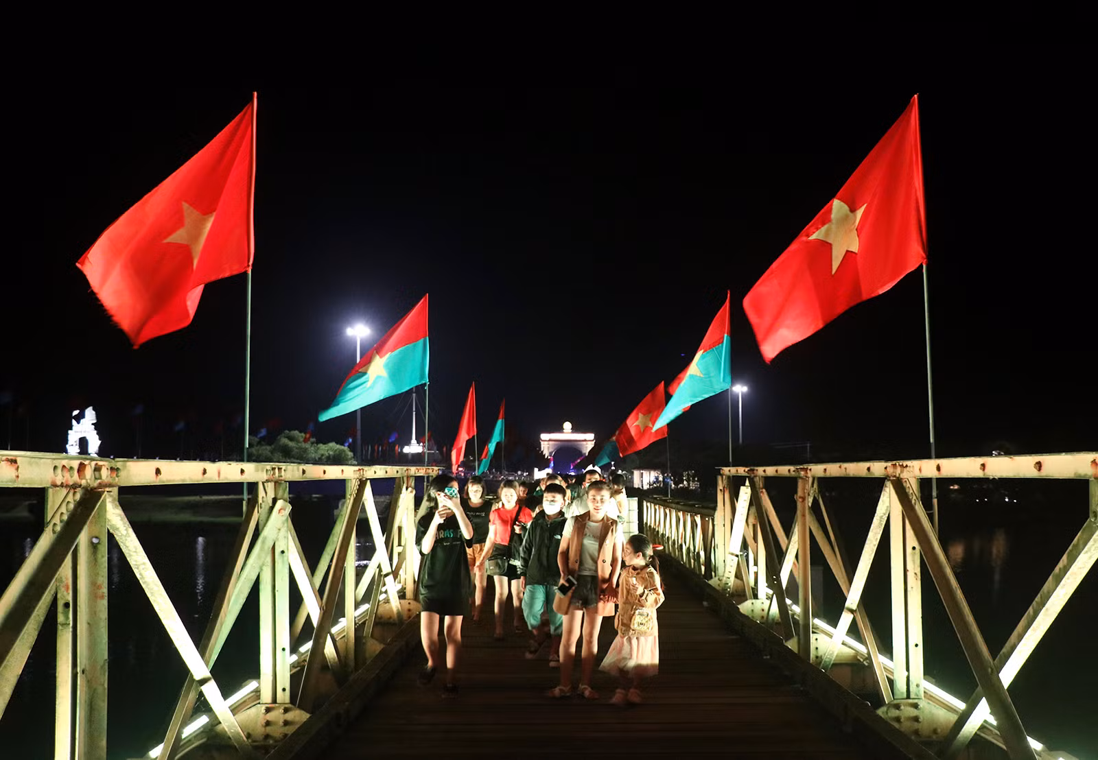 Du khách tham quan cầu Hiền Lương thuộc Di tích Quốc gia đặc biệt Đôi bờ Hiền Lương - Bến Hải trong ánh sáng lung linh, huyền ảo.