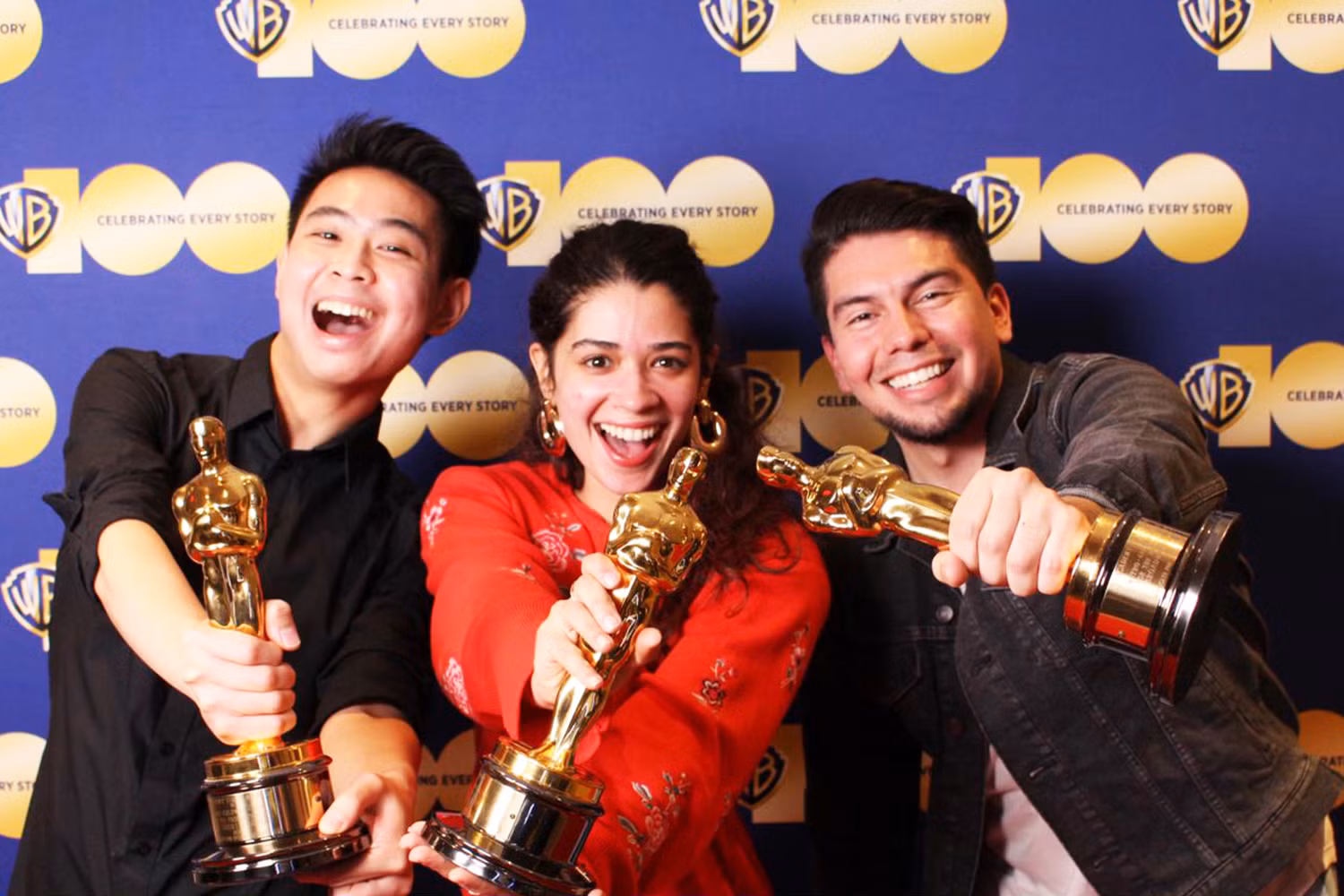 Nguyễn Siêu và đồng nghiệp trong lễ kỉ niệm 100 năm của công ty Warner Bros. Discovery.