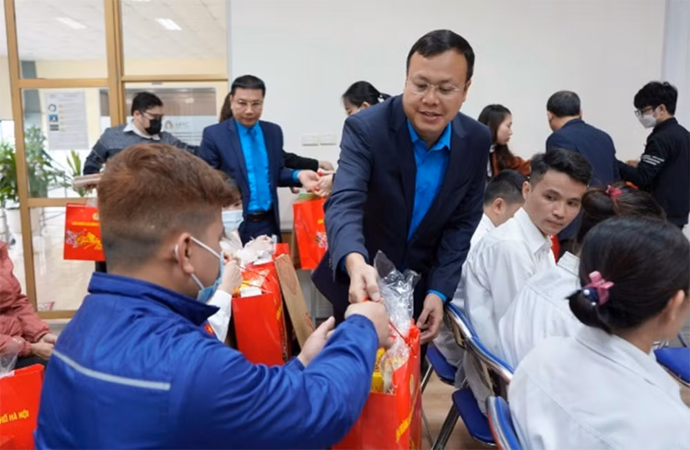 Công nhân Công ty Cổ phần Nhựa Hà Nội nhận quà của Chủ tịch Liên đoàn Lao động thành phố Hà Nội (ảnh tư liệu).