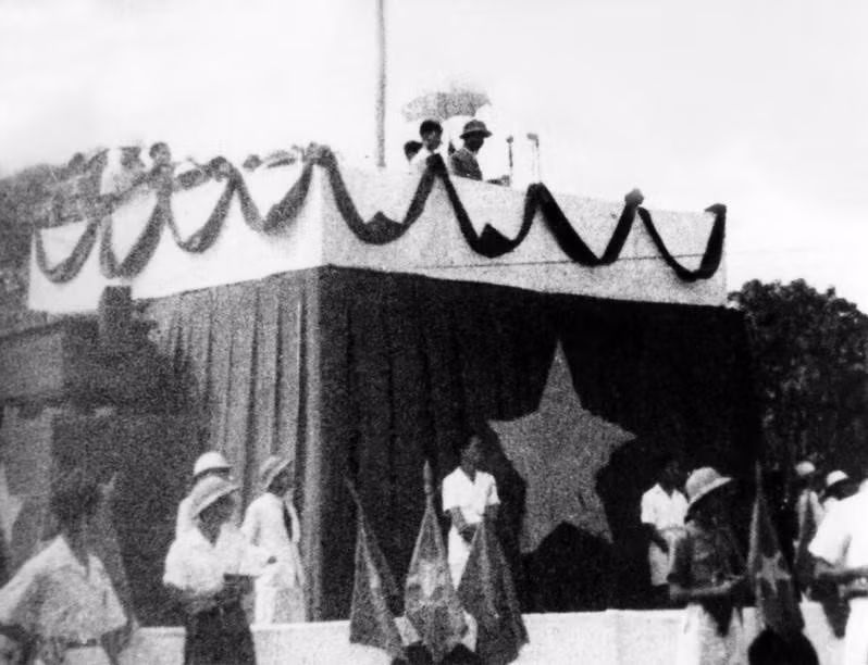 Sáng 2/9/1945, tại Quảng trường Ba Đình lịch sử, Chủ tịch Hồ Chí Minh đọc Tuyên ngôn Độc lập, khai sinh nước Việt Nam Dân chủ Cộng hòa”.