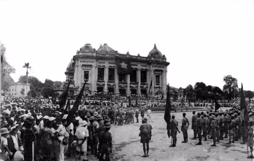 Những ngày tháng Tám sôi sục ở Thủ đô Hà Nội. Cách mạng Tháng Tám mở ra một thời đại mới ở Việt Nam, thời đại nhân dân Việt Nam làm chủ đất nước, làm chủ vận mệnh của chính mình.