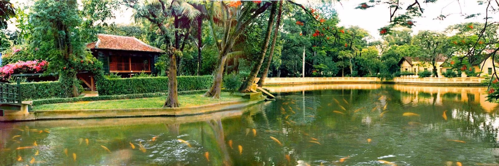 Ngôi nhà sàn giản dị nằm giữa Thủ đô Hà Nội đã trở thành nơi Bác sống và làm việc lâu nhất trong cuộc đời hoạt động cách mạng của mình.
