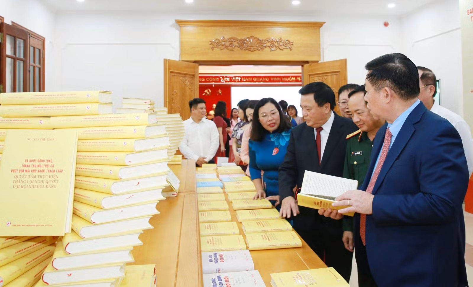 Các đồng chí lãnh đạo cùng đại biểu tham quan trưng bày sách.