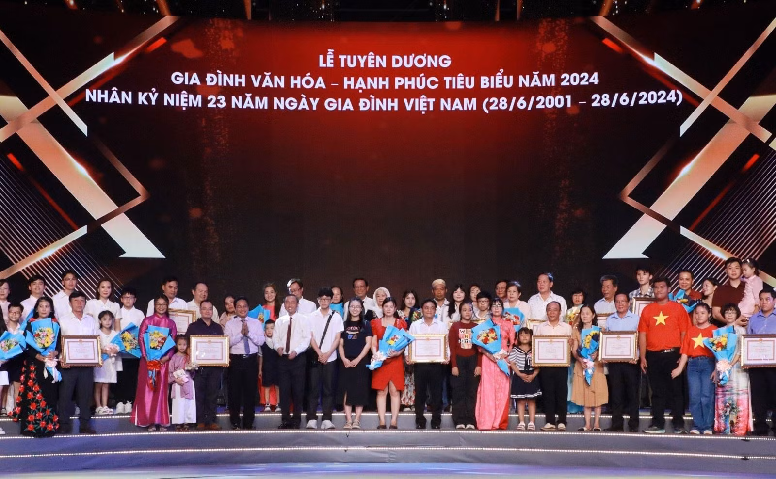 Lễ vinh danh các gia đình văn hóa - hạnh phúc tiêu biểu của Thành phố Hồ Chí Minh năm 2024.