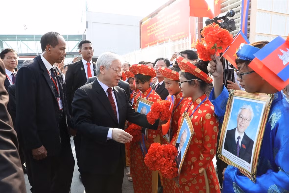 Nhân dân đón Tổng Bí thư, Chủ tịch nước Nguyễn Phú Trọng tại sân bay Quốc tế Pochentong (Campuchia)