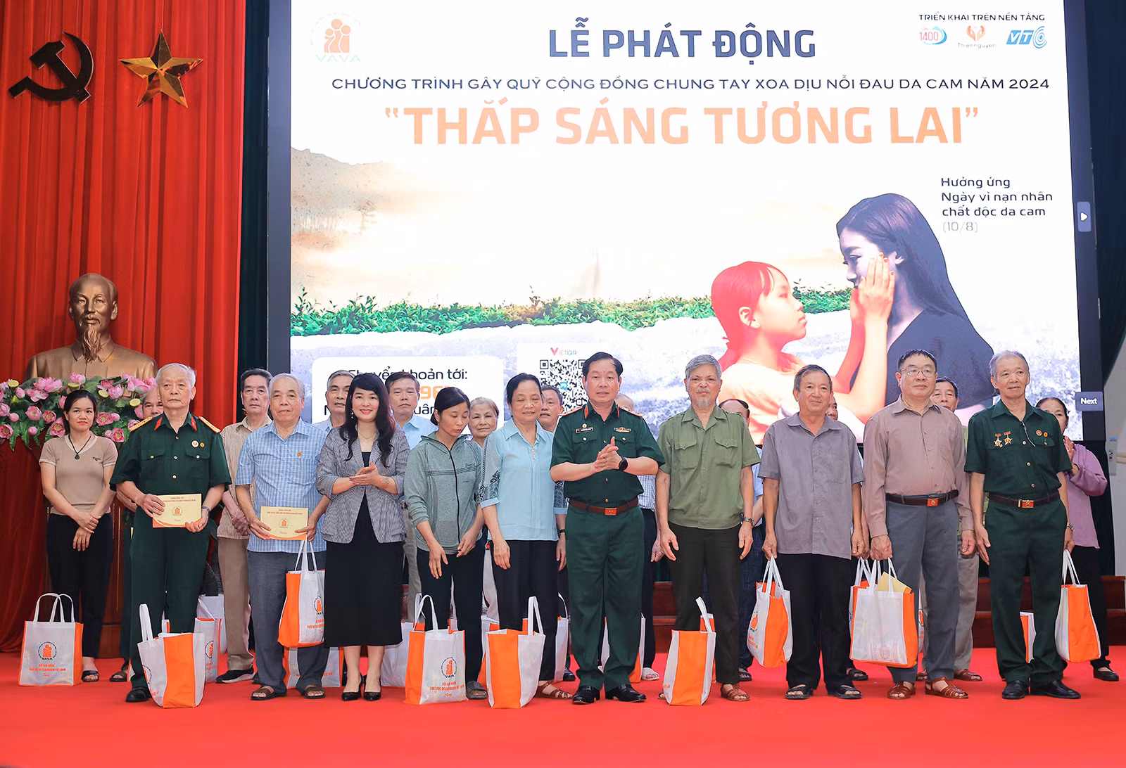 20 nạn nhân chất độc da/dioxin nhận quà tại Lễ phát động chương trình “Chung tay xoa dịu nỗi đau da cam, năm 2024”.