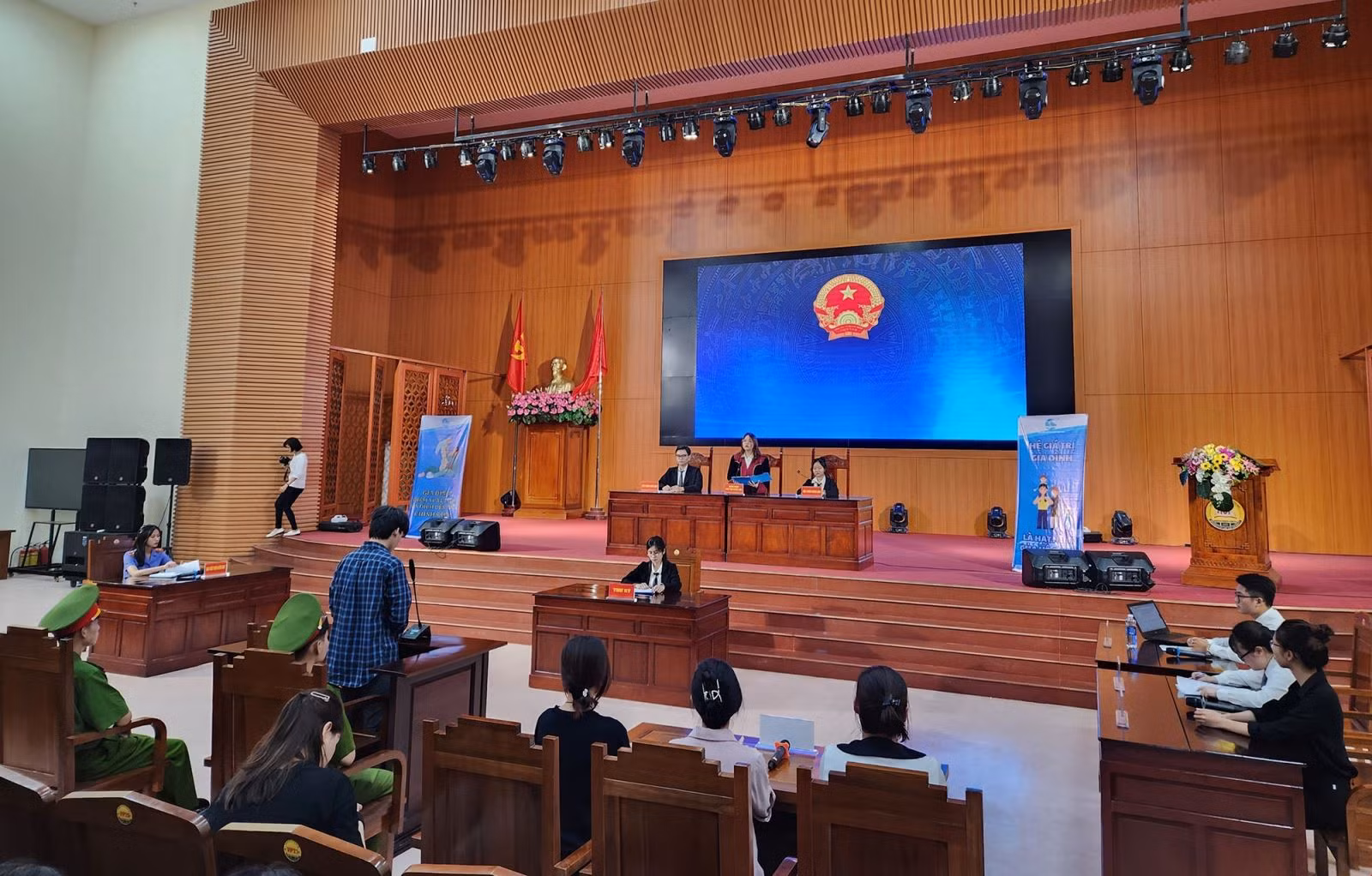 Phiên toà giả định về phòng, chống bạo lực gia đình.
