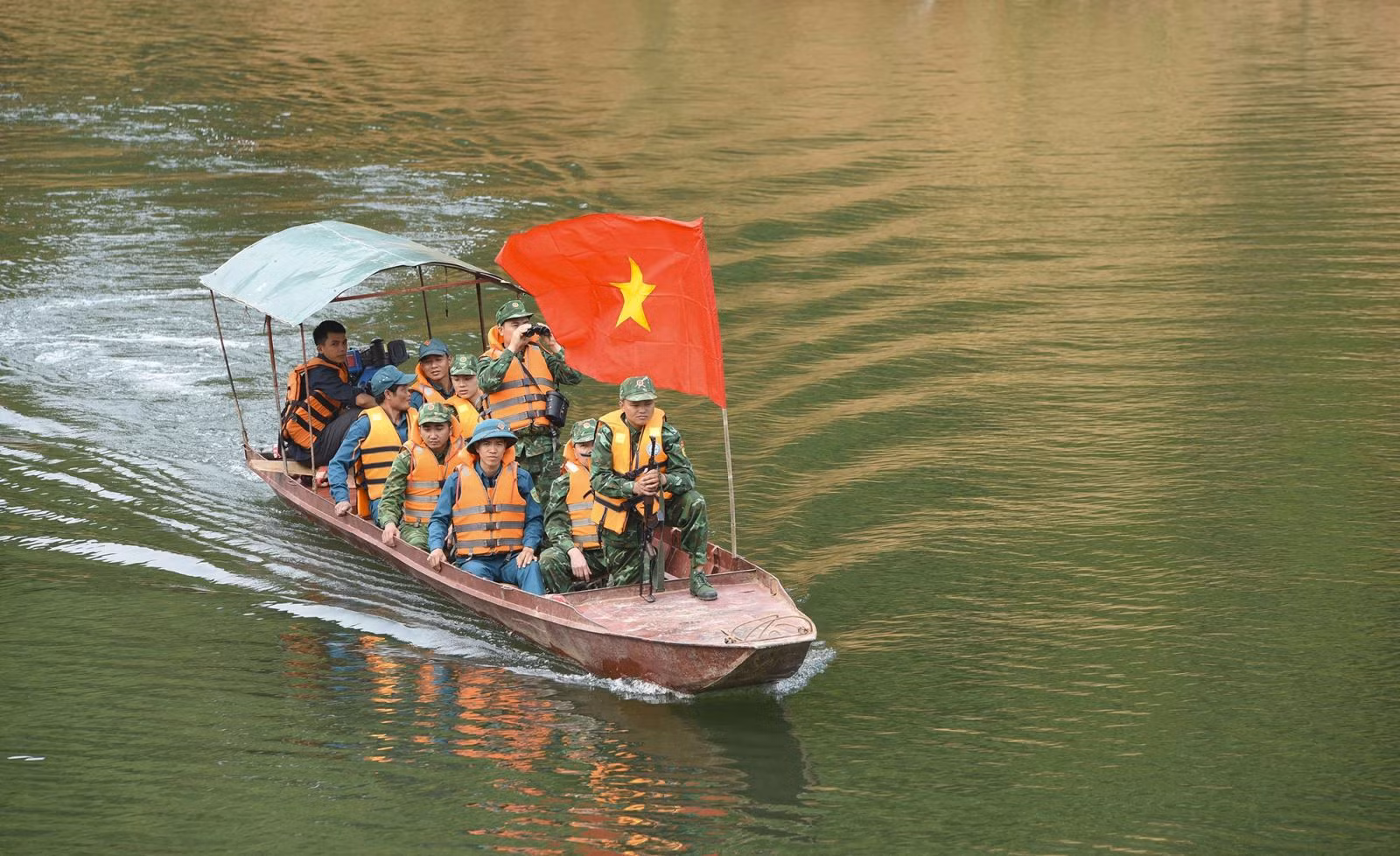 Các chiến sĩ Đồn Biên phòng Mường Pồn (Bộ đội Biên phòng Điện Biên) tuần tra.