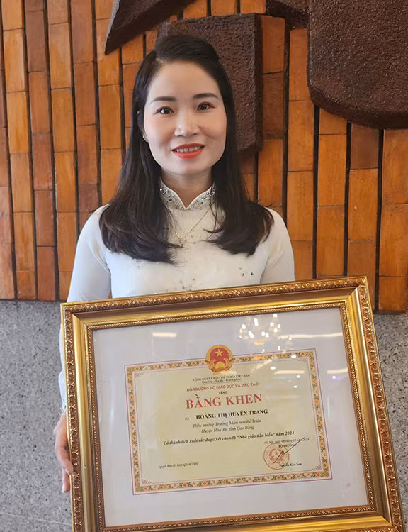 Cô giáo Hoàng Thị Huyền Trang, Hiệu trưởng Trường Mầm non Bế Triều, huyện Hòa An, tỉnh Cao Bằng.