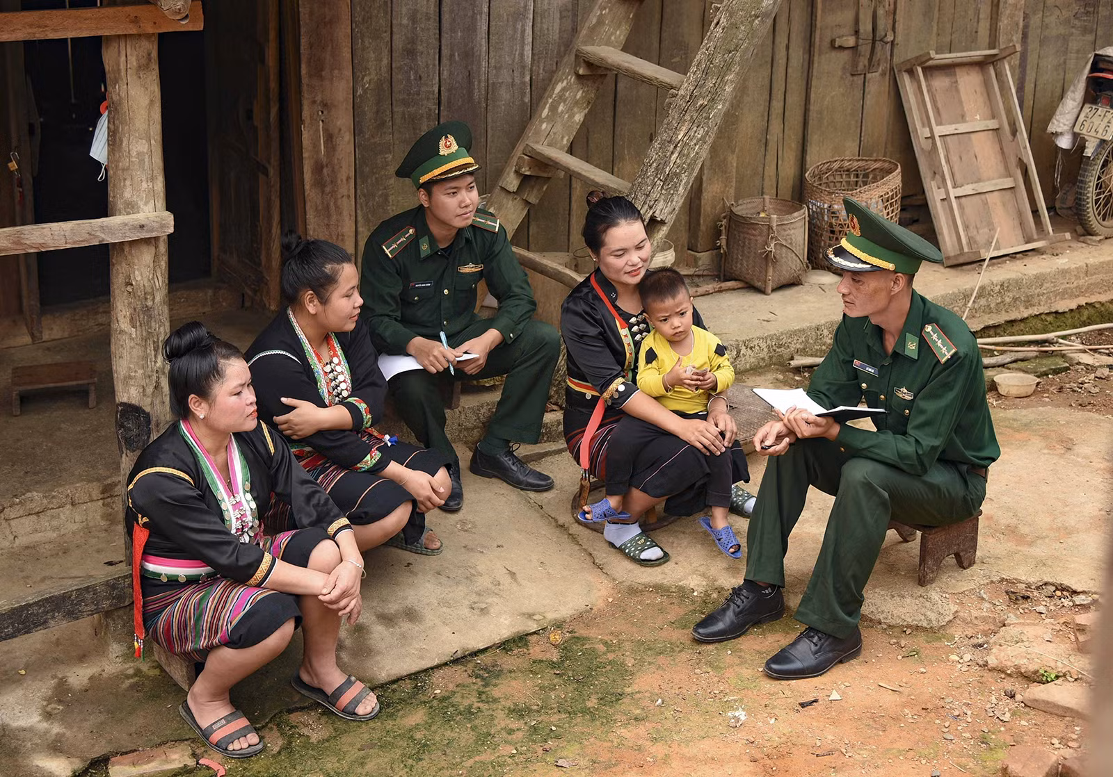 Cán bộ, chiến sĩ Đồn Biên phòng Pa Thơm (Bộ Chỉ huy Bộ đội Biên phòng Điện Biên) tuyên truyền chính sách pháp luật cho người dân tộc Cống ở bản Púng Bon.