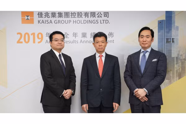 Ông KWOK Ying Shing (trong ảnh đứng giữa), Chủ tịch của Kaisa Group; ông LL TAM, Cố vấn cao cấp (bên phải); và ông Edward LAU (bên trái), Giám đốc phụ trách tài chính (CFO) của Kaisa Group tham dự buổi họp báo trực tuyến công bố kết quả kinh doanh năm 2019 của Kaisa Group.