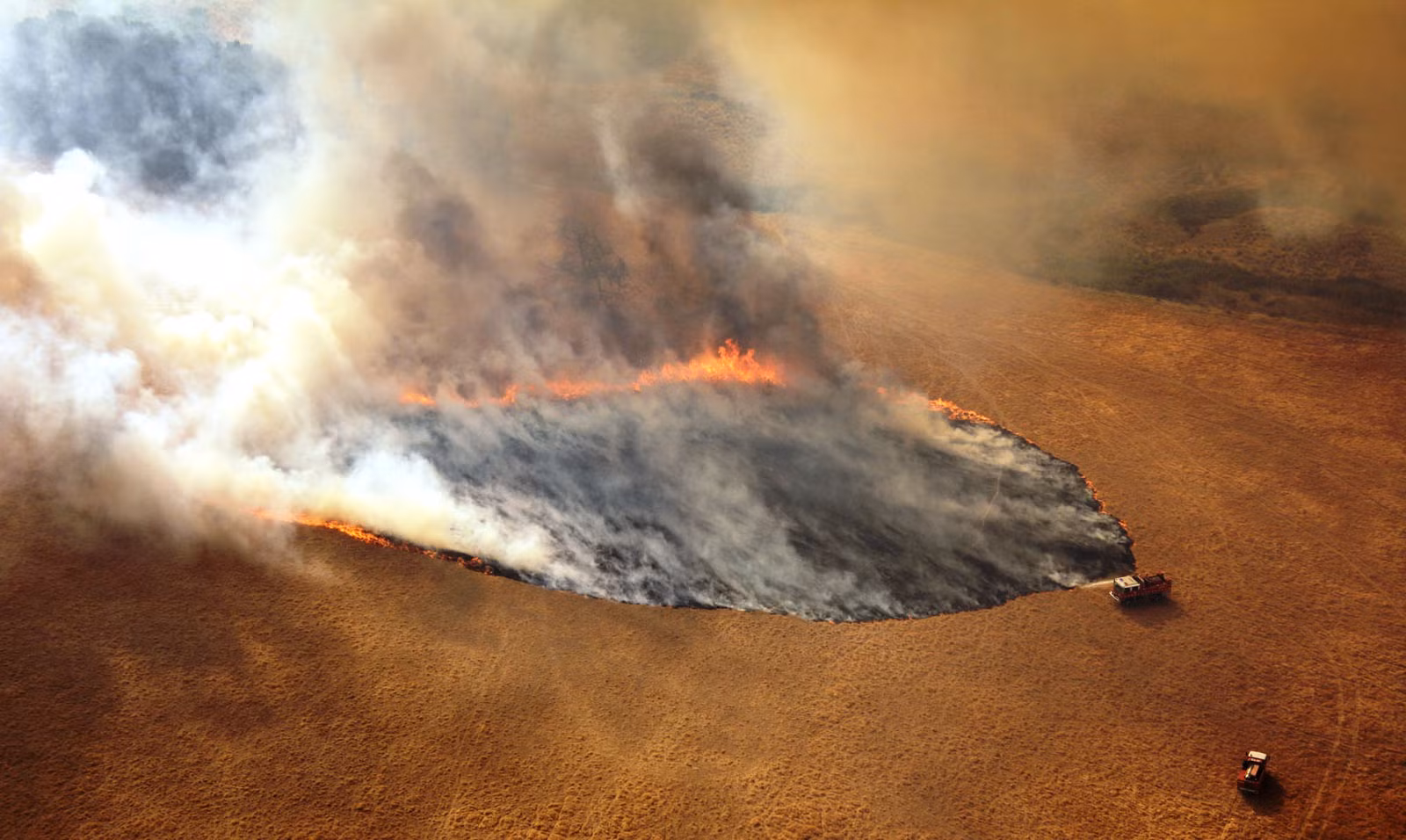 Khói lửa bốc lên từ đám cháy rừng ở bang Victoria, Australia, ngày 20/12/2019.