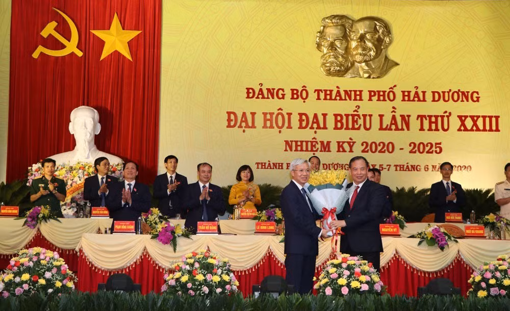 Bí thư Tỉnh ủy Hải Dương Nguyễn Mạnh Hiển tặng hoa chúc mừng đồng chí Lê Đình Long, tân Bí thư Thành ủy Hải Dương khóa XXIII nhiệm kỳ 2020-2025.