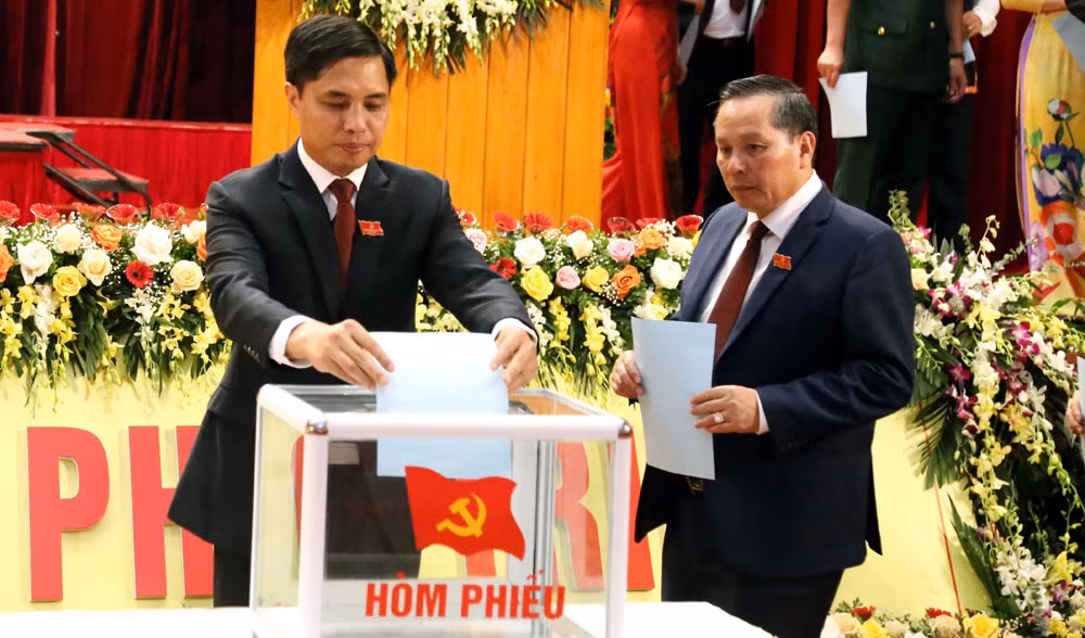 Các đại biểu bầu trực tiếp Bí thư Thành ủy Hạ Long tại Đại hội đại biểu Đảng bộ thành phố Hạ Long (Quảng Ninh) lần thứ XXV, nhiệm kỳ 2020 - 2025.