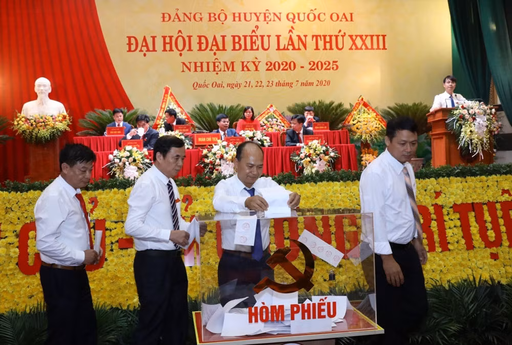 Các đại biểu bỏ phiếu bầu Ban Chấp hành Đảng bộ huyện Quốc Oai (Hà Nội), nhiệm kỳ 2020 - 2025.