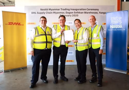 Ông Kevin Burrell, Giám đốc điều hành (CEO) của DHL Supply Chain Thailand Cluster (trong ảnh ngoài cùng bên trái) và ông Terry Ryan, CEO của DHL Supply chain châu Á – Thái Bình Dương (thứ 2 từ trái sang) trao hóa đơn đầu tiên cho ông Victor Seah, CEO của Nestlé Đông Dương (thứ 2 từ phải sang) và ông Stephen Knight, Giám đốc quốc gia của Nestlé Myanmar (ngoài cùng bên phải) để đánh dấu sự hợp tác giữa Nestlé Myanmar Trading Ltd. và DHL Supply Chain Myanmar.