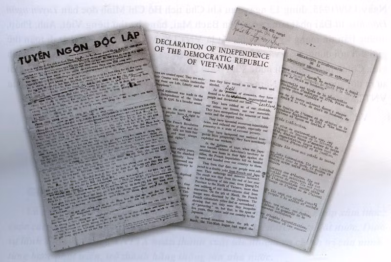 Ngày 15/9/1945, Việt Nam Thông tấn xã - danh xưng do Bác Hồ chấp bút - phát đi toàn văn bản Tuyên ngôn Độc lập cùng với danh sách Chính phủ lâm thời của nước Việt Nam Dân chủ Cộng hòa thông qua những bản tin bằng 3 thứ tiếng - tiếng Việt mang ký hiệu VNTTX (Việt Nam Thông tấn xã), tiếng Anh mang ký hiệu VNA (Vietnam News Agency) và tiếng Pháp mang ký hiệu AVI (Agence Vietnammien D’Infomation). Sự kiện này có ý nghĩa trọng đại không chỉ với TTXVN mà với cả dân tộc. Ngày 15 tháng 9 đã trở thành Ngày truyền thống của ngành thông tấn quốc gia.