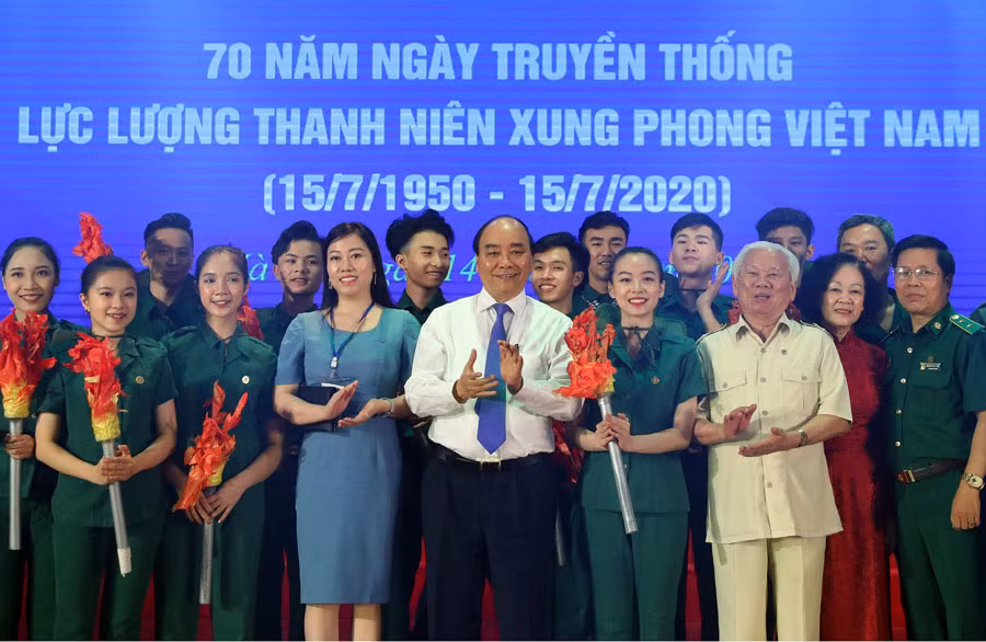 Thủ tướng Chính phủ Nguyễn Xuân Phúc cùng các cá nhân điển hình tiêu biểu được tôn vinh.