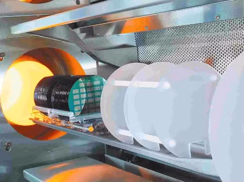 Sản phẩm wafer (đĩa bán dẫn được làm từ silíc có độ tinh khiết cao) CCD vào lò tại cơ sở của Teledyne e2v ở Vương quốc Anh như là một phần của quy trình sản xuất CCD chuyên nghiệp.