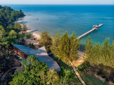 Borneo Eagle Resort với cầu tàu nhìn từ trên cao xuống.