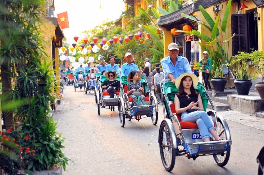 Khách du lịch trong và ngoài nước tham quan phố cổ Hội An.
