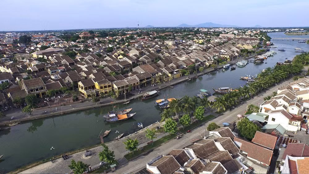 Toàn cảnh thành phố Hội An, nằm bên bờ sông Hoài.