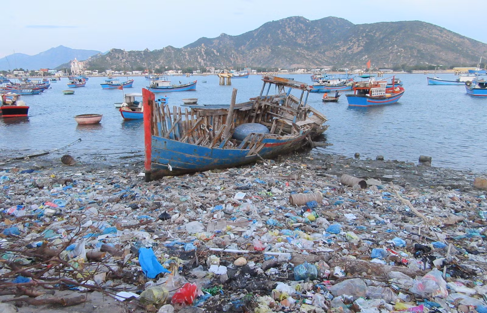 Rác thải nhựa tại khu vực ven bờ Đầm Nại (Ninh Thuận).