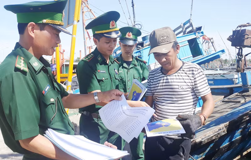 Đồn Biên phòng Lý Hòa, Bộ Chỉ huy Bộ đội Biên phòng Quảng Bình tuyên truyền chống khai thác hải sản bất hợp pháp cho ngư dân.