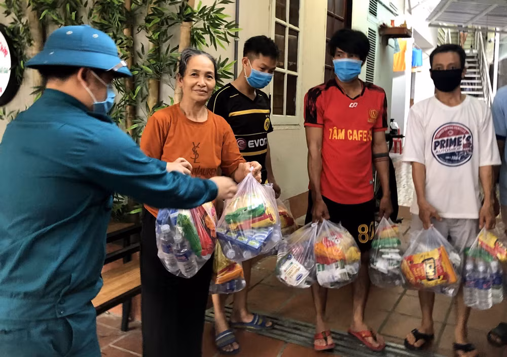 Những phần quà hỗ trợ được kịp thời chuyển tới các hộ dân có hoàn cảnh khó khăn trong khu vực phong tỏa.