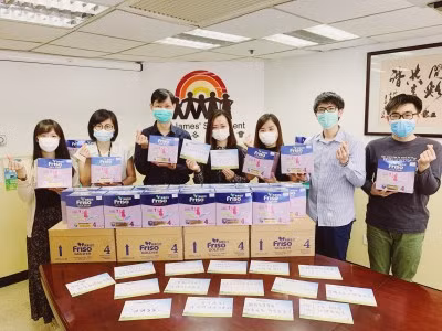 Trong ảnh: Bà Cooke T. C. Cheung, Phó CEO của St. James’ Settlement (thứ ba từ trái sang) tiếp nhận một cách tượng trưng các thùng sữa công thức và các thẻ tin nhắn của FCHK từ bà Joyce Wu, Trưởng bộ phận Công tác xã hội của FCHK (thứ tư từ trái sang).