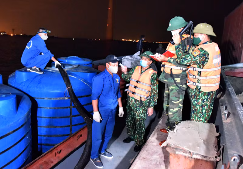 Cán bộ, chiến sỹ Đồn Biên phòng Cát Hải tuần tra kiểm soát quản lý người và phương tiện ra, vào tại địa bàn.