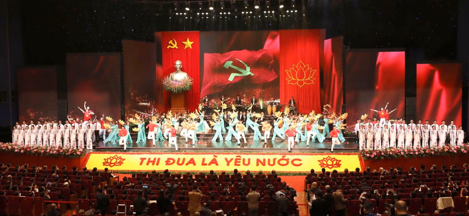 Tiết mục nghệ thuật chào mừng Đại hội thi đua yêu nước toàn quốc lần thứ X.