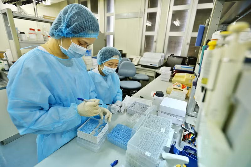 Các cán bộ của Viện Vệ sinh dịch tễ Trung ương đã phân lập thành công virus SARS-CoV-2.