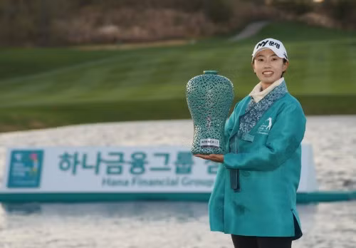 Nữ golf thủ Na Rin An là nhà vô địch Giải Golf KLPGA Hana Financial Championship năm 2020 với chiếc cúp tại Sky72 Golf Club. Ảnh: Hana Financial Group Championship 2020.