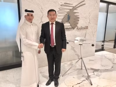 Ngài Zhou Jian, Đại sứ Trung Quốc tại Qatar (trong ảnh bên phải) và Ngài Akbar Al Baker, Giám đốc điều hành (CEO) của Qatar Airways Group