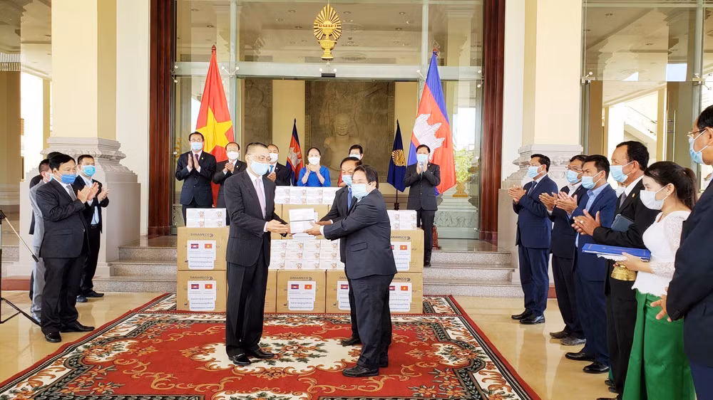 Lễ bàn giao quà tặng là khẩu trang y tế của Quốc hội Việt Nam gửi tới Quốc hội và nhân dân Campuchia vào sáng 20/5/2020, tại trụ sở Quốc hội Vương quốc Campuchia.