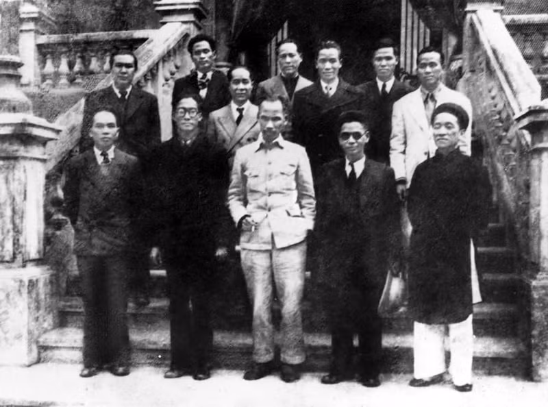Chủ tịch Hồ Chí Minh và các thành viên Hội đồng Chính phủ lâm thời nước Việt Nam Dân chủ Cộng hoà ra mắt sau phiên họp đầu tiên, sáng 3/9/1945.
