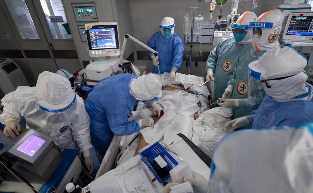 Cấp cứu bệnh nhân COVID-19 tại Italy. Ảnh: AFP/TTXVN