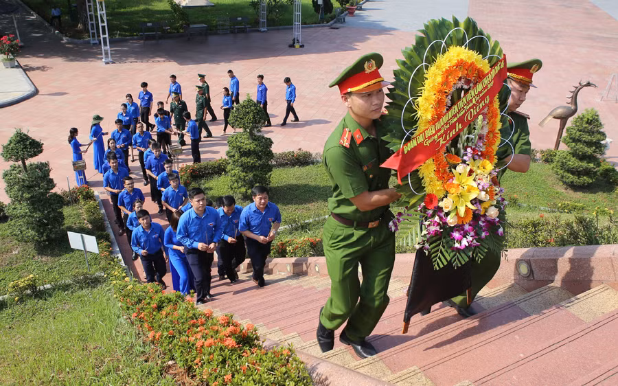 Dâng hương, dâng hoa các anh hùng liệt sĩ tại Di tích đặc biệt Quốc gia Thành Cổ Quảng Trị.