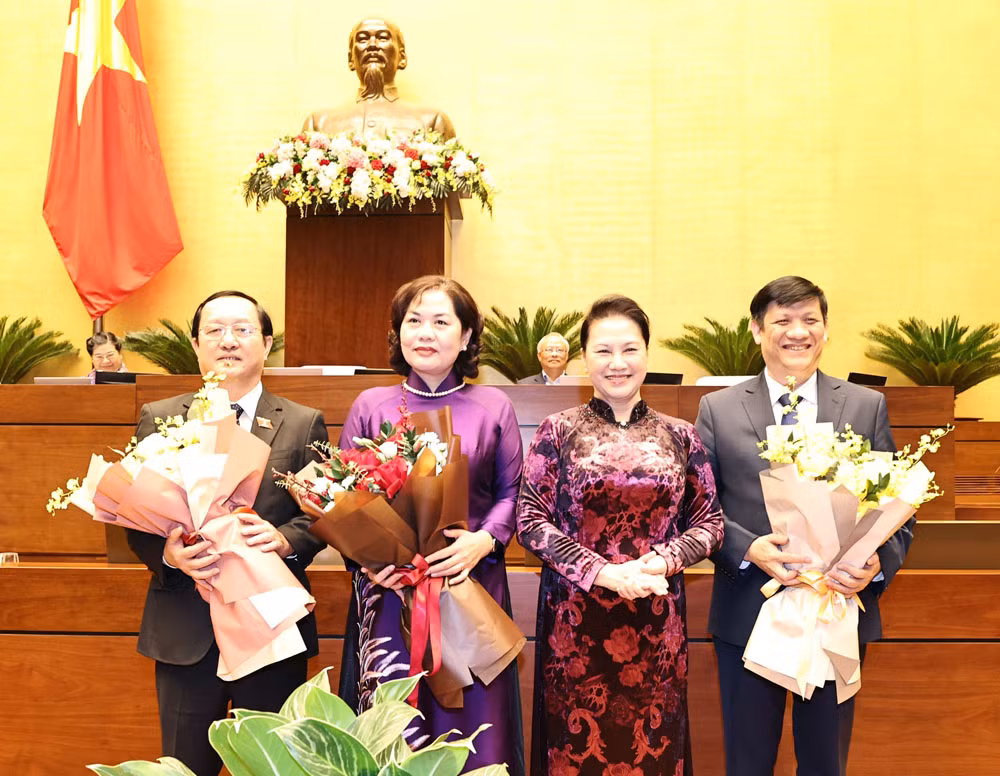 Chủ tịch Quốc hội Nguyễn Thị Kim Ngân tặng hoa chúc mừng Bộ trưởng Bộ Y tế, Bộ trưởng Bộ Khoa học và Công nghệ và Thống đốc Ngân hàng Nhà nước Việt Nam vừa được Quốc hội phê chuẩn.