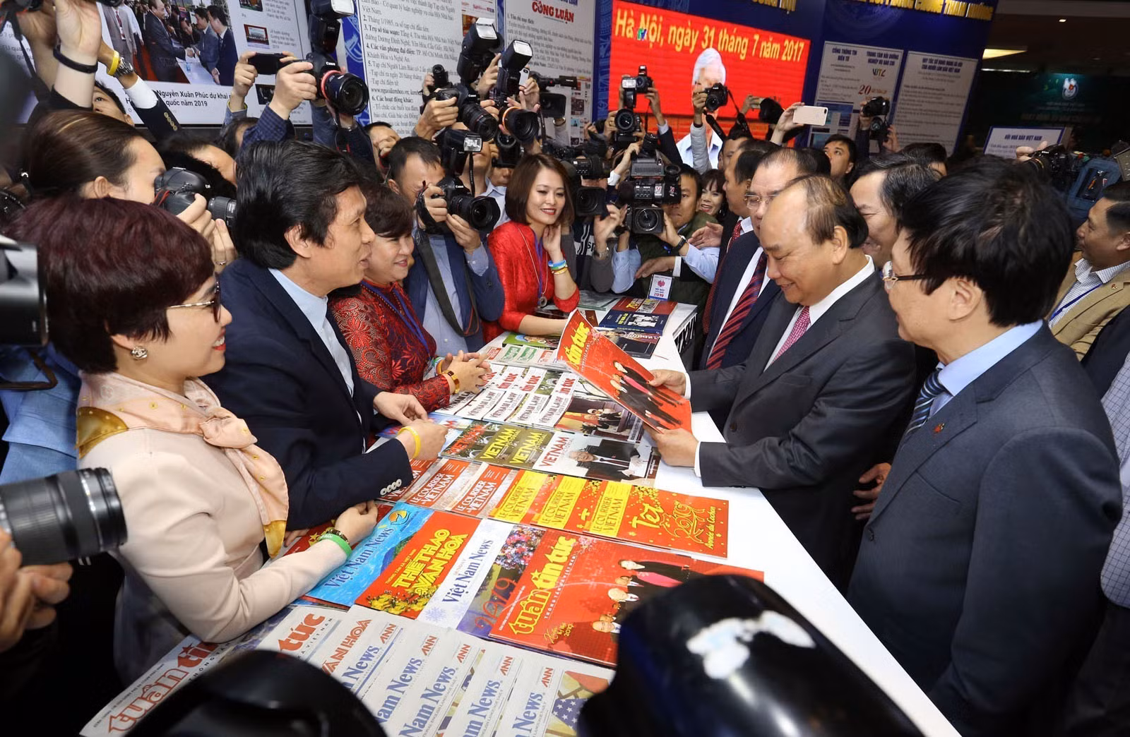 Thủ tướng Chính phủ Nguyễn Xuân Phúc thăm gian trưng bày của TTXVN tại Hội báo toàn quốc 2019.